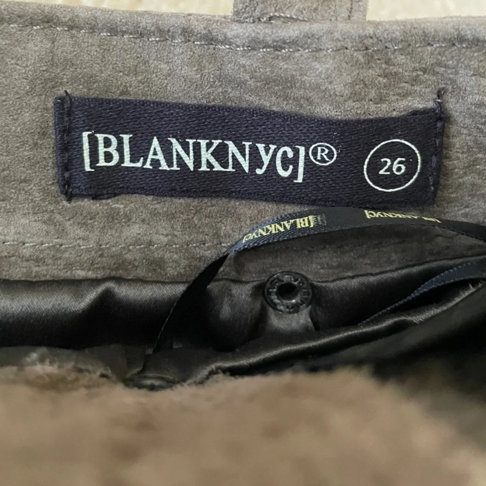 NWT BLANKNYC Women's Zip Suede Miniskirt. Size 26/2. - Picture 6 of 6